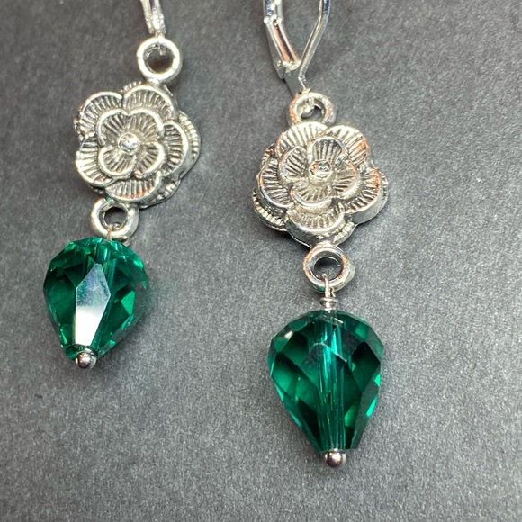 Elegant Silver Floral Earrings with Green Crystal Drops - Picture 4 of 5
